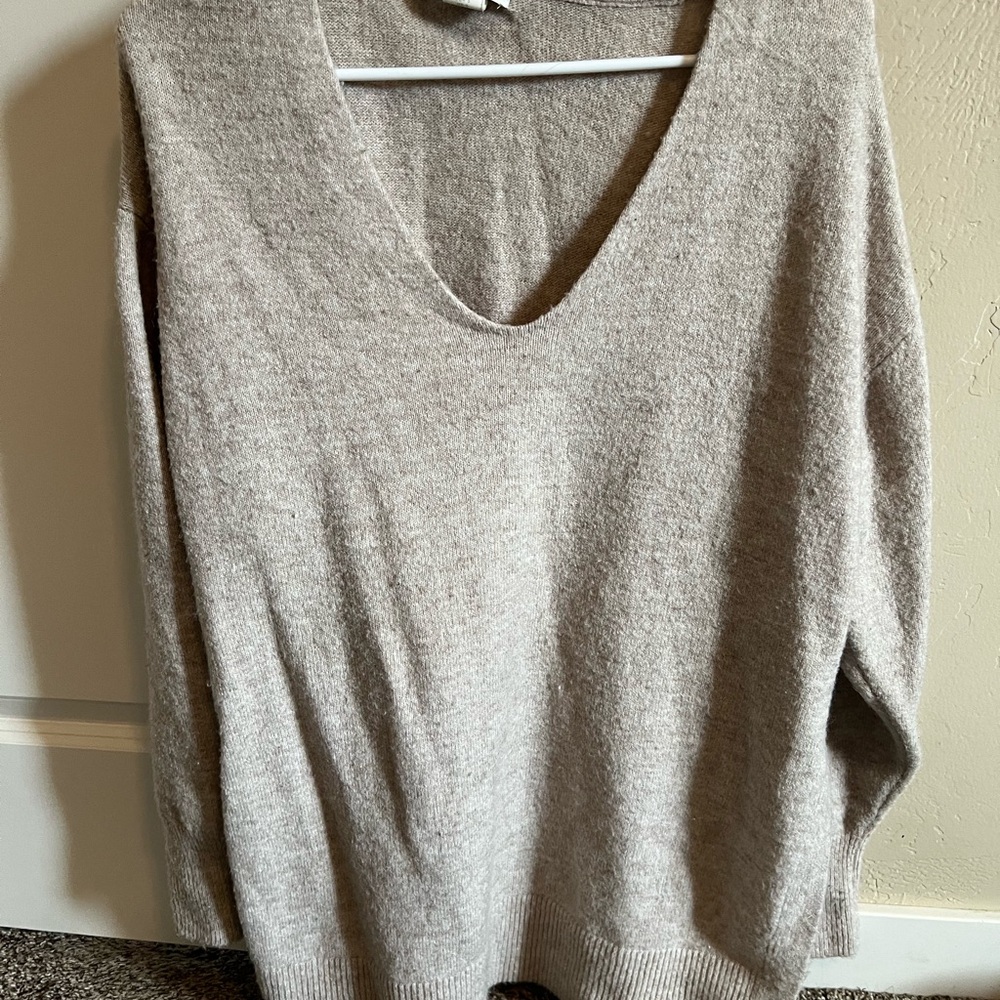 H&M Light Gray V-Neck Sweater for Women
